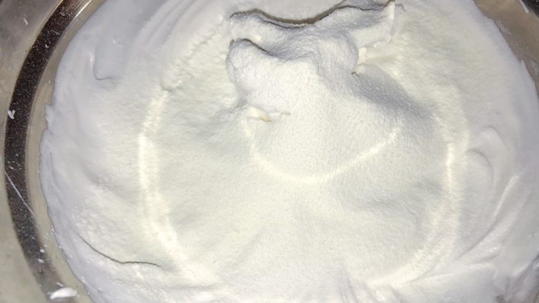 美味的马琳糖蛋白糖,放入筛好的奶粉和玉米淀粉,翻拌10次以内即可拌匀,不可以拌太久会消泡。