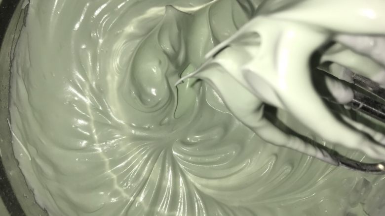 美味的马琳糖蛋白糖,要加色素的话,可以直接加入蛋白霜里搅打一下。