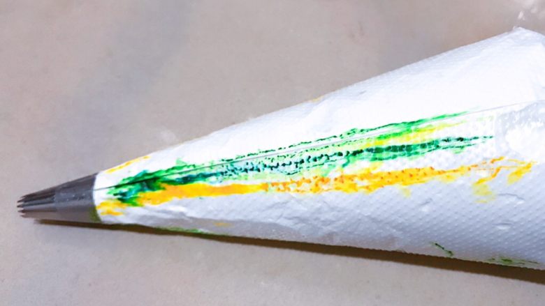 美味的马琳糖蛋白糖,可以开始挤啦~蛋白霜打发好,挤到最后一个都不会消泡。
