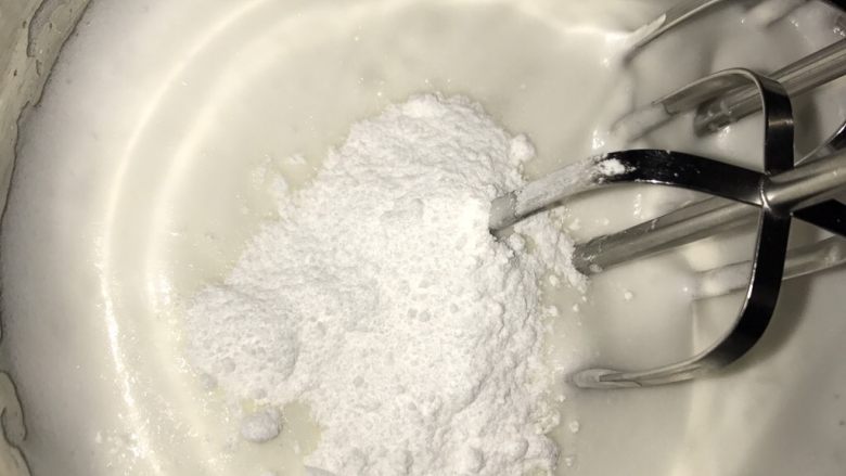 美味的马琳糖蛋白糖,继续加入糖。中速打发。