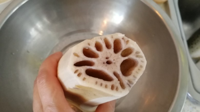 招牌美食之三&桂花红糖煮莲藕,莲藕切去顶端,露出莲孔(如图),买莲藕时候一定要选择孔大的,要不不好装糯米。
