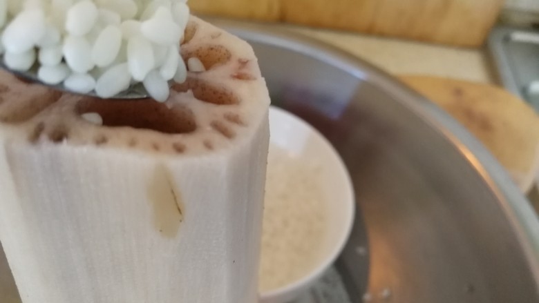 招牌美食之三&桂花红糖煮莲藕,把泡好的糯米塞进孔里(如图)