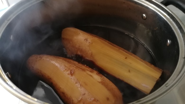 招牌美食之三&桂花红糖煮莲藕,把融化好的桂花黑糖和红糖液放进锅里烧开后,放进糯米莲藕开始煮。