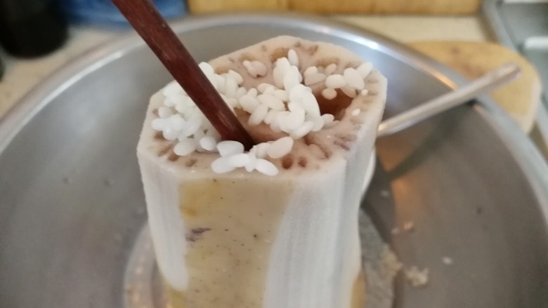 招牌美食之三&桂花红糖煮莲藕,可以用筷子帮忙(如图)