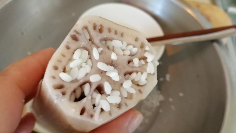招牌美食之三&桂花红糖煮莲藕,可以往下颠一颠如图),慢慢装,这是个慢活。