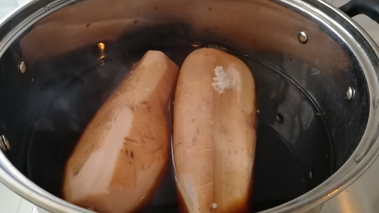 招牌美食之三&桂花红糖煮莲藕,煮10分钟翻个继续煮20分钟。