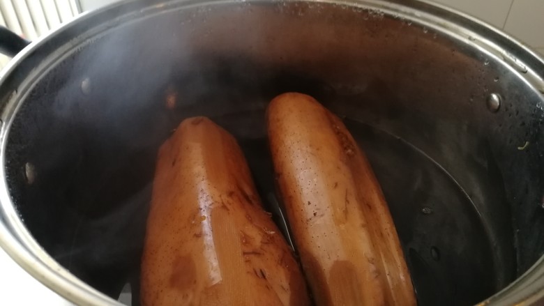 招牌美食之三&桂花红糖煮莲藕,煮好的糯米莲藕，捞出来放凉了切片。（不着急吃可以放几个小时在吃红糖的味道会更浓）。