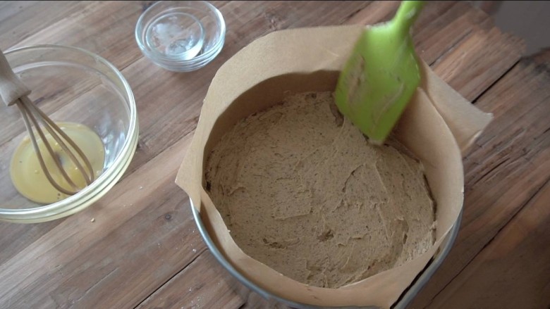 无花果咖啡磅蛋糕,模具里铺上烘焙纸防粘,(或在模具里先涂一层黄油,再撒一层面粉防粘)倒入面糊,把面糊抹平整