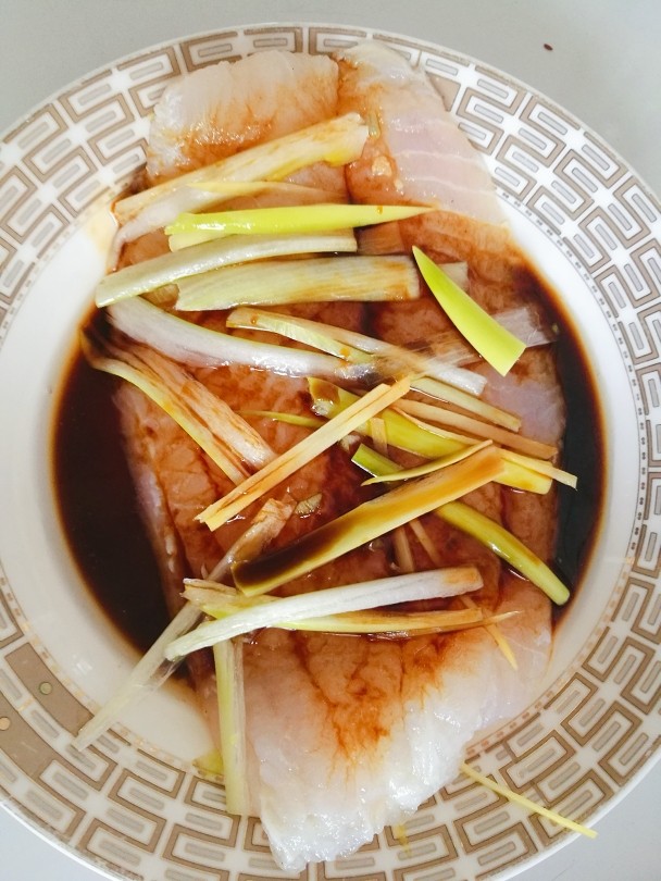 清蒸鱼柳,腌好的鱼倒入<a style='color:red;display:inline-block;' href='/shicai/ 864'>蒸鱼豉油</a>上火蒸10分钟。蒸好鱼后换了个漂亮的盘子嘻嘻。