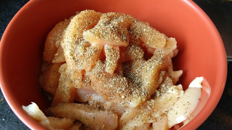 黄金鸡柳(两种做法),再加入研磨黑胡椒