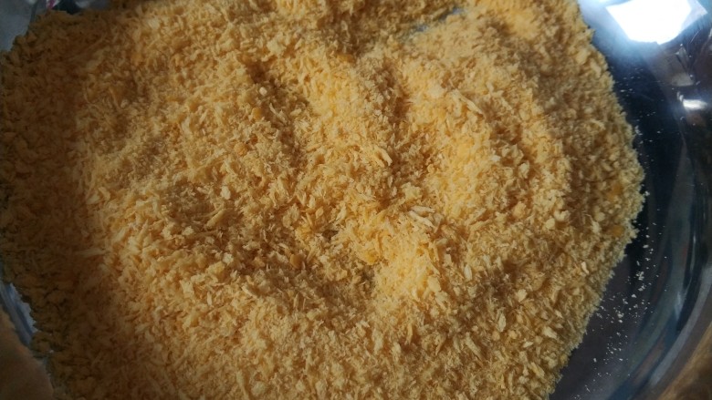 黄金鸡柳(两种做法),黄面包糠倒入小盘子里