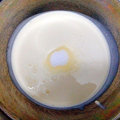 草莓雪人生日蛋糕,100克稀奶油,加入10克白糖