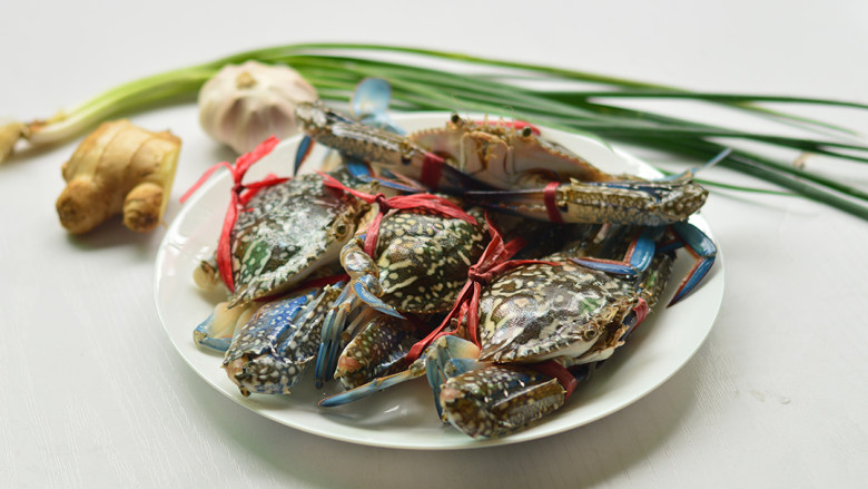 葱姜炒花蟹,材料准备好