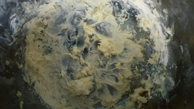 小熊坚果饼干,黄油用电动打蛋器打发发白,加入糖粉,继续打发至蓬松顺滑