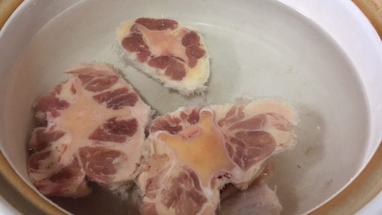 牛尾骨萝卜汤,锅里注入水,冷水下锅牛尾骨沸水去腥,然后捞出用热水清洗干净