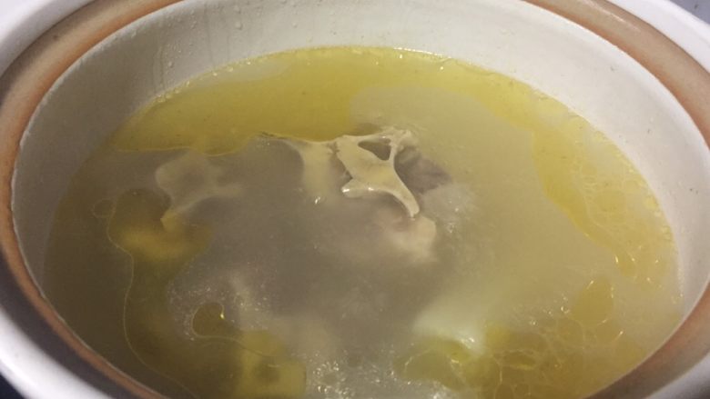 牛尾骨萝卜汤,大火烧开,转小火炖三到四个小时肉已经很烂了,汤发白就差不多了