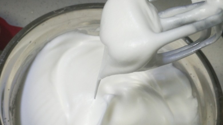 豆乳盒子,打发到出现纹理加最后三分之一的糖,低速打发到表面光泽,提起有大弯钩