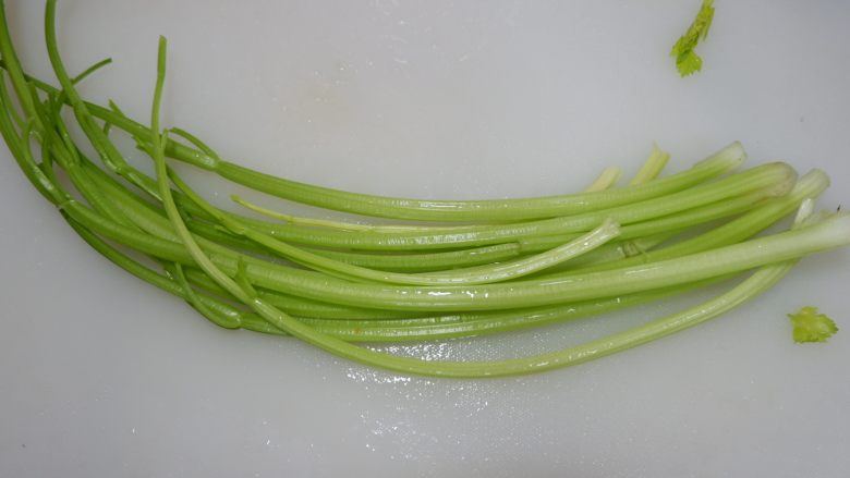 凉拌西芹木耳,抽掉老筋,摘去叶子,只留菜茎使用。