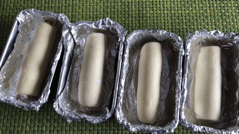 椰香奶包,放入模具,模具事先垫上锡纸防粘