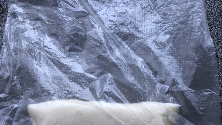 冰皮蛋糕白玉卷,取一份面团下来,装在保鲜袋中