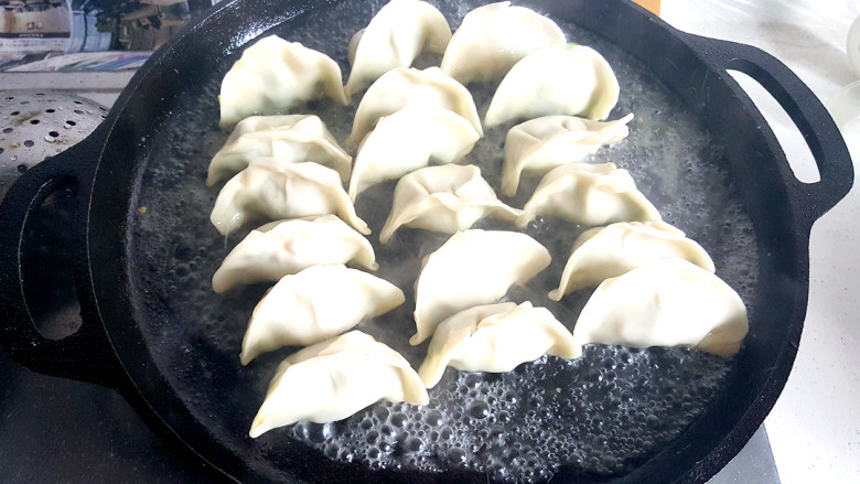~一饺两吃☺,然后,倒入适量水。盖上锅盖。煎五六分钟。待断生。