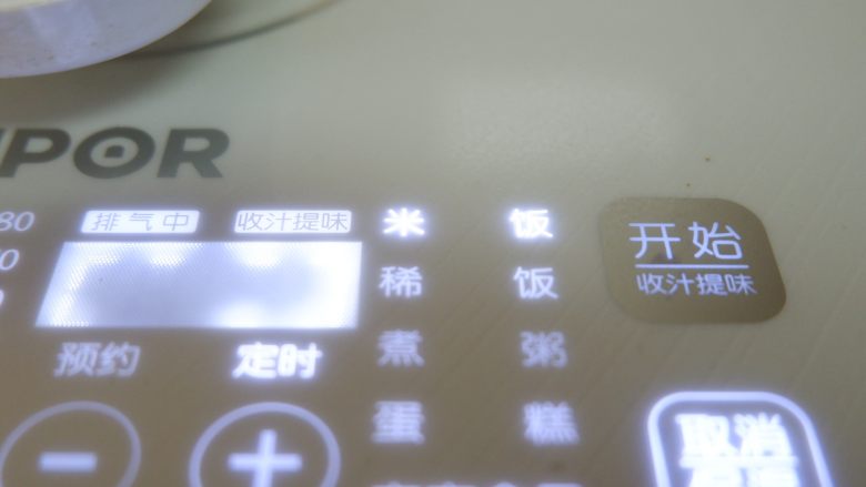 小米饭菜卷,启动煮饭模式,将小米煮熟。