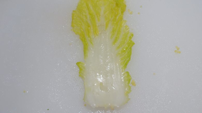 小米饭菜卷,焯好之后沥干水,铺平在案板上