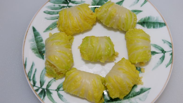 小米饭菜卷,放入盘中,冷水上锅蒸15分钟