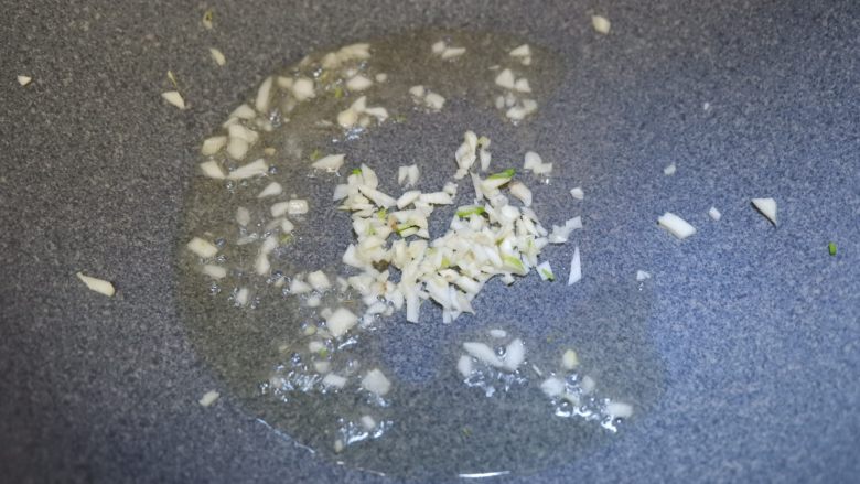 小米饭菜卷,锅中加油烧热,先放入蒜末炒香。