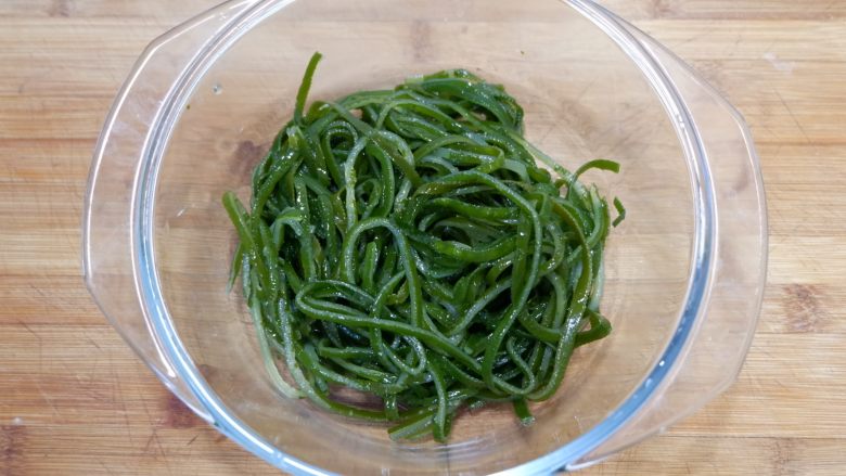 木耳海带肉片汤—我的厨房无油烟,将海带丝放入微波炉容器中。