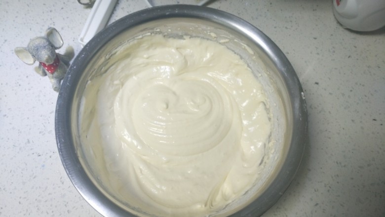 豆乳盒子,蛋白霜放少部分到蛋黄糊中搅匀后都到入蛋白霜中,翻拌的方式拌匀即可,不要过多搅拌避免消泡