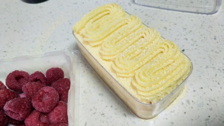 豆乳盒子,挤好后再在上面撒上一层熟<a style='color:red;display:inline-block;' href='/shicai/ 478'>黄豆粉</a>,薄薄一层就可以了