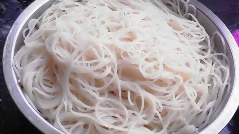 温州炒粉干,锅里先放水煮开，再放入<a style='color:red;display:inline-block;' href='/shicai/ 13193'>粉干</a>煮开，大概煮4-5分钟，看一下硬度，捞起沥干，过一下冷开水，放着干一下，等一下好炒。