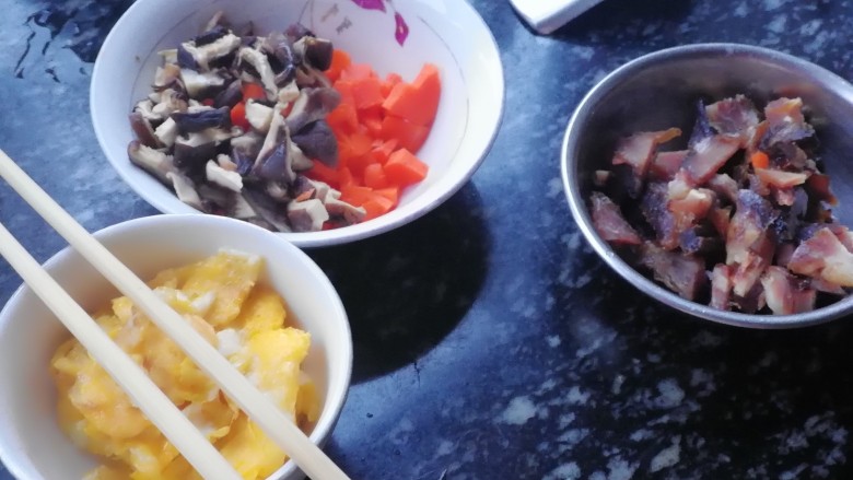 温州炒粉干,切好腊肉丁，红萝卜丁，香菇泡好切丁青菜切细一些，煎好<a style='color:red;display:inline-block;' href='/shicai/ 9'>鸡蛋</a>弄碎备用。