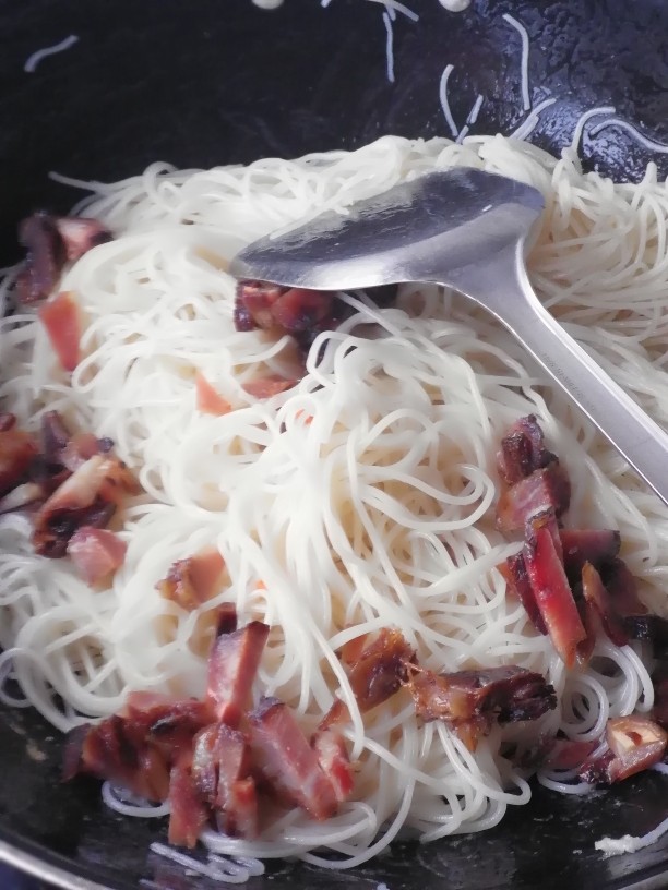 温州炒粉干,锅里放入油，大火加热，再关小火，倒入粉干，先小炒一回，再依次倒入腊肉丁，香菇丁，鸡蛋，萝卜丁，加入盐，料酒，酱油，在加入这些时要不停的翻炒，不要粘锅。