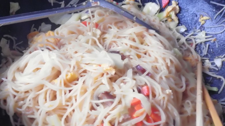 温州炒粉干,最后加入青菜，翻炒均匀，倒入一点开水，再翻炒一下，出锅！