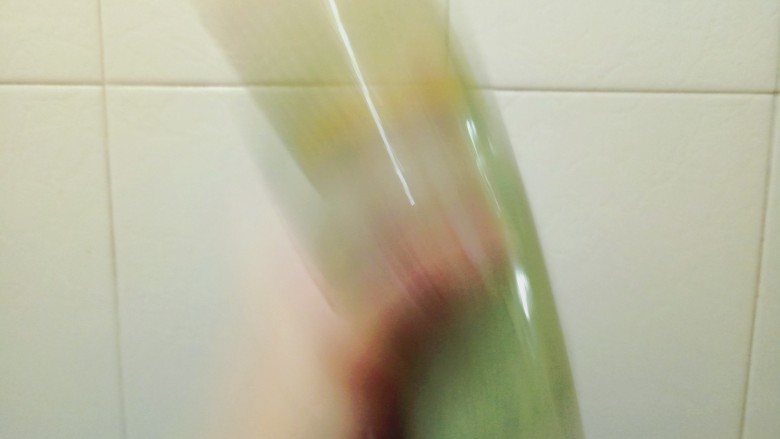 抹茶牛奶奶霜,盖紧瓶盖,晃出泡(待牛奶稍稍降温再盖瓶盖)