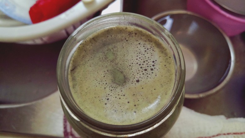 抹茶牛奶奶霜,热牛奶倒入搅匀的抹茶牛奶玻璃瓶中(先少倒一点,晃一晃给玻璃瓶预热,再倒入剩余牛奶,防止玻璃瓶破裂)