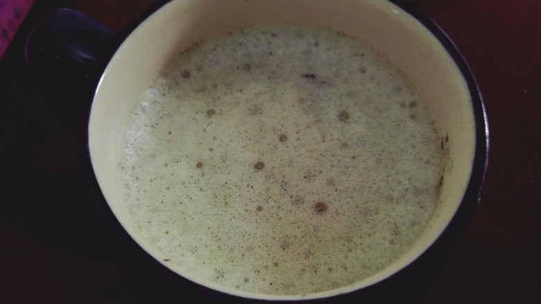 抹茶牛奶奶霜,起泡的抹茶牛奶倒入杯中,不喜欢奶霜的现在就可以开喝啦~