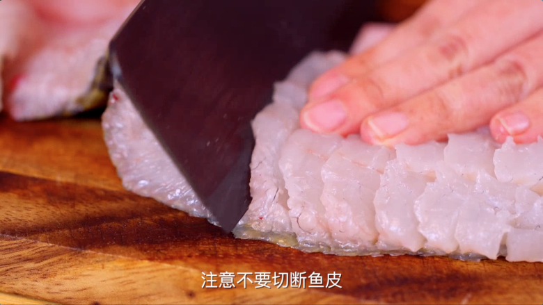 松鼠鳜鱼,在鱼肉上切十字花刀,注意不要切断鱼皮