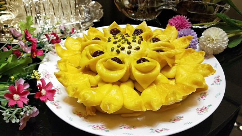 春天到了~花开富贵~南瓜面点,放入盘中拍照了。