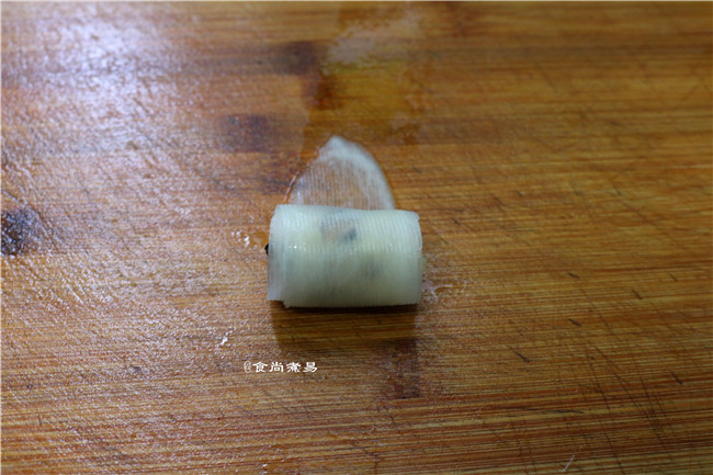 如意幸福卷,从一头卷起,卷实(如果竖着摆放,要用牙签固定好,食用时取出就可以了,横着摆放不用牙签,将接口处压在底部则可)