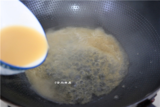 如意幸福卷,烧热锅,倒入少许食用油、淀粉加入清水、<a style='color:red;display:inline-block;' href='/shicai/ 721'>蚝油</a>、搅拌均匀,倒入锅中煮至浓稠