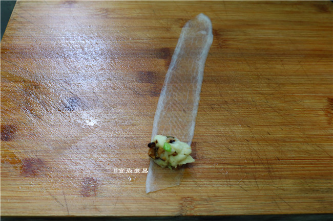 如意幸福卷,萝卜片摊开,放入拌匀的淮山香菇泥