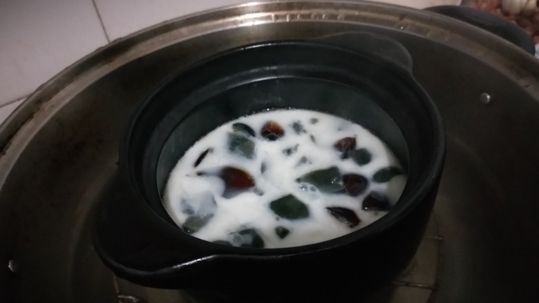 三色蒸蛋,放入有水的锅内加盖大火蒸,慢慢蛋白凝固