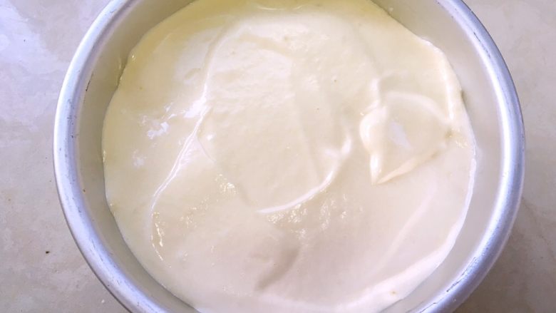 草莓蛋糕(6寸),抬高20厘米倒入模具内,之后用刮棒将表面刮平正,入烤箱150度烤50分钟,出炉倒扣,凉透脱模