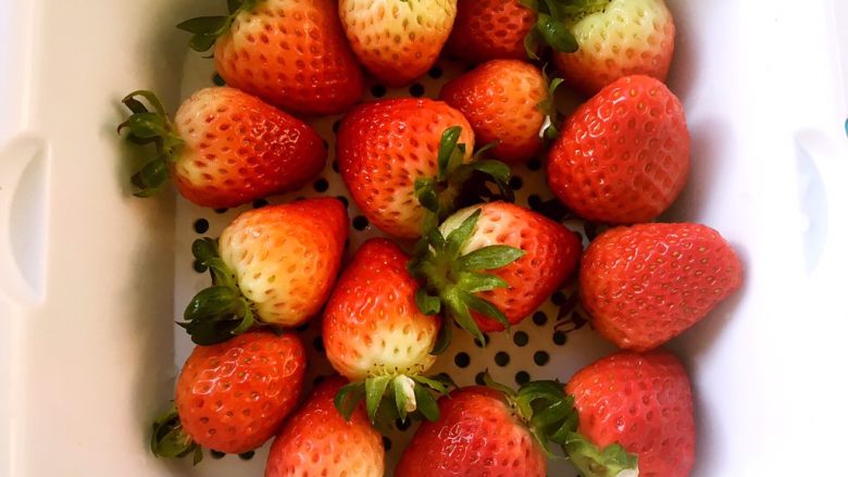 草莓蛋糕(6寸),<a style='color:red;display:inline-block;' href='/shicai/ 592'>草莓</a>洗干净,滤干水份,挑8个大小相同的去蒂,底部切成平面