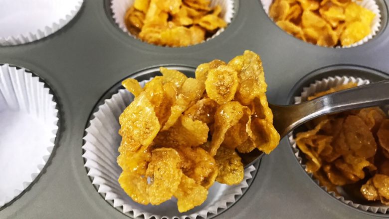 快手烘焙 - Honey Joys 蜜悦玉米脆,迅速将玉米片混合物舀入纸杯中,不要按压