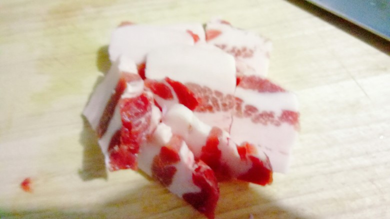 五花肉炒辣白菜,<a style='color:red;display:inline-block;' href='/shicai/ 428'>五花肉</a>切片