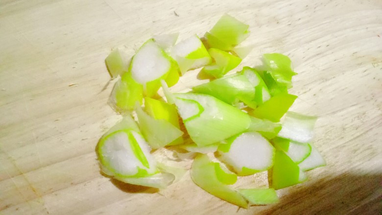 五花肉炒辣白菜,葱花切好
